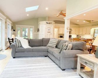 The Pet-Friendly Surf Shack Hideaway on the Cove - Eastham - Wohnzimmer