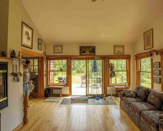 Cheever Hollow Farm an essential retreat central to Lenox and the Berkshires - Richmond - Living room