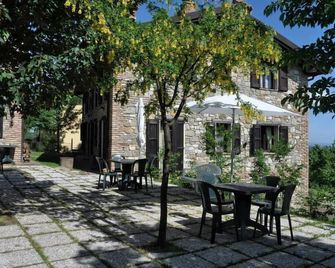 Farmhouse in the heart of Valsamoggia: the land of wine, castles and good food! - Savigno - Innenhof