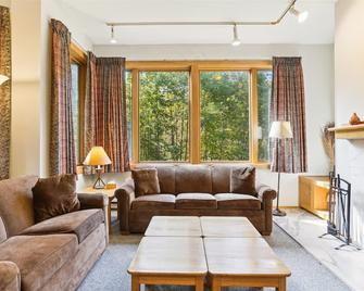 Highridge F2 Warm and Inviting 2 Bedroom Condo with Pool, Hot Tub, and Private Sauna - Killington - Living room