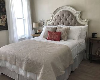 Pet friendly remodeled bungalow home just two blocks from Washington Park. - Springfield - Bedroom