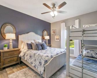 Reduced rate! The Wave of it All Tiki Bar Walk to the beach - Crystal Beach - Bedroom