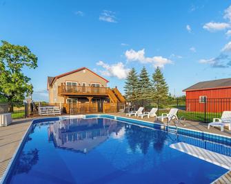 Spacious Family Retreat on 10 Acres! 9 Bedrooms - In-ground Pool, hottub, Sauna! - Amsterdam - Pool