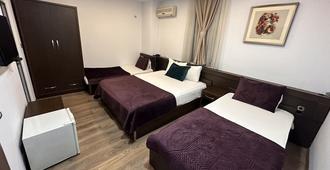 Hotel Real - Pristina - Schlafzimmer