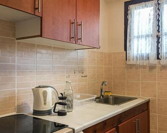 Amazing Home in Leventoxori, Ilias With Wifi and 2 Bedrooms - Pýrgos - Kitchen