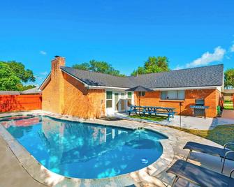 Amazing 4br 2ba Winter Home With Pool & Game-Movie Room - Texas City - Pool