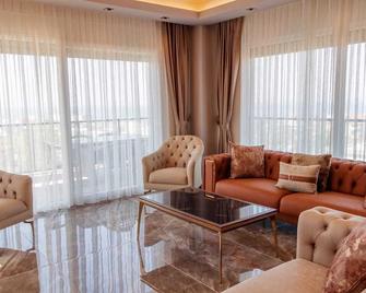 comfort 4-bedroom villa in Yalova with pool jacuzy fitness/WIFI and AC. - Yalova - Living room