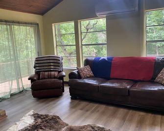 Private Cabin on 37 Acres - 10 minutes to First Monday - Canton - Living room