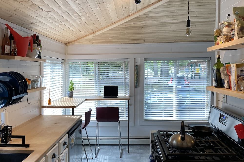 Beautiful cozy cottage 1 block from the lake and Oakwood hotel. - Syracuse - Cocina