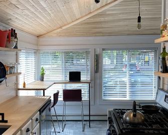 Beautiful cozy cottage 1 block from the lake and Oakwood hotel. - Syracuse - Kitchen