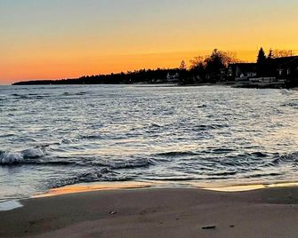 Unit #3-The Lazy Fish- Stand alone motel room type cabin on the beach! - Oscoda - Pláž