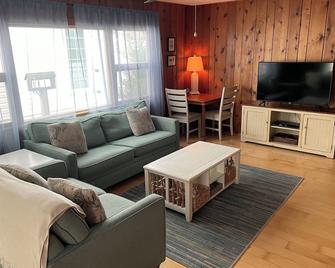 The Ruddy Turnstone Beach House - Strathmere - Living room