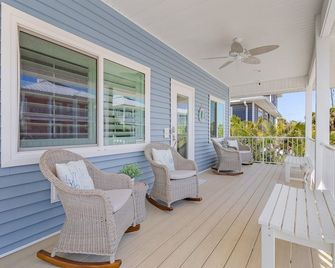 Welcome To Mermaid Bay Vacation Rental - 261 Delmar 3 Bedroom Home by RedAwning - Fort Myers Beach - Балкон