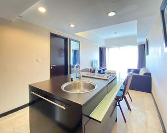 Gorgeous & Classic 2Br At Braga City Walk Apartment - Bandung - Schlafzimmer
