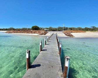 Bluewater Retreat - Pet-Friendly Coastal Oasis - Broadwater - Praia
