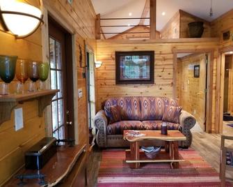 Stoney Porch Guest Cabin - Bulverde - Sala de estar