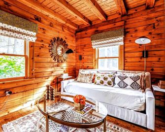 Modern, Cozy, Idyllic Log Cabin Secluded on 6 Serene Acres - Stone Ridge - Sala de estar