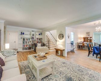 9 Mi to Cleveland: Home Near Hospitals & Colleges - University Heights - Living room