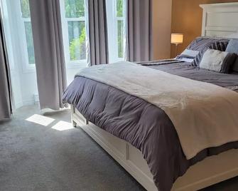 6 Bedroom Historic Downtownoasis - Abbotsford - Bedroom