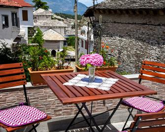 Palorto Hotel - Gjirokastra - Patio