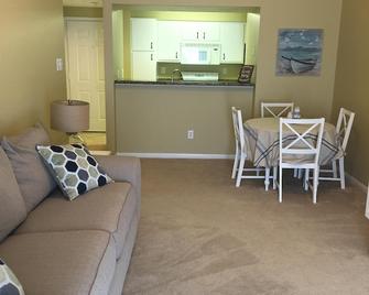 Waterfront Condo with private pool and amazing views! - Montgomery - Living room