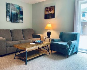 The Outlet House, Comfortable Cottage - Freeport - Huiskamer