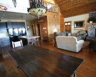 Hot Tub-Lake Front-Resort Amenities Free/Pool - Bemidji - Living room