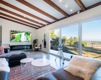 Amazing Mountain and Valley Views - 3 King Beds, Tesla Charger, Sauna - Los Angeles - Living room