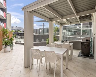 Studio with Balcony Access in Central Bowen Hills - Brisbane - Balcony