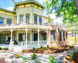 Captivating Cowgirl - דנבר - בניין