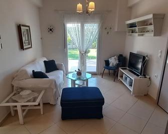 Palm Garden Apartment - Нікіті - Вітальня