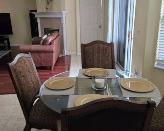 A Hidden Gem, A Cozy 4-bedroom 3 bath house in gorgeous Apopka with a pool - Apopka - Sala pranzo