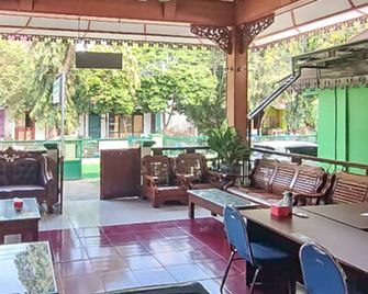 Hotel Wisata Ziarah Sunan Bonang Syariah Mitra RedDoorz - Tuban