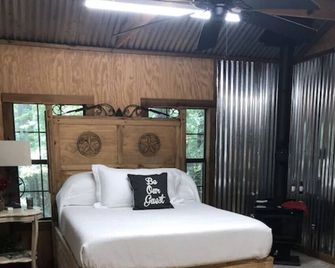 The Tree House Cabin - Winona - Bedroom