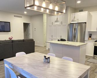 Beautiful bungalow by the water - Quinte West - Dining room