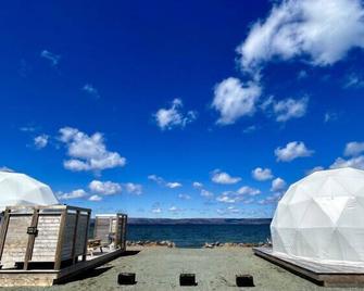 Dome 4 · Lakeside Luxury Dome Experience With Hot Tub - West Bay