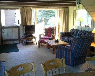 Amazing Tahoe Cabin - Short Walk to Sandy Beach - Tahoma - Living room