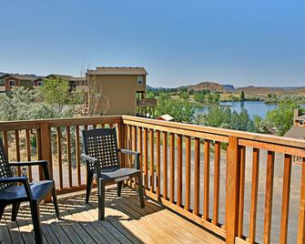 Sunbanks Lake Resort - Electric City - Balcony