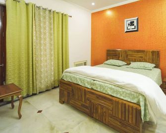 Kalp Taru Residency by Grb - Greater Noida - Schlafzimmer