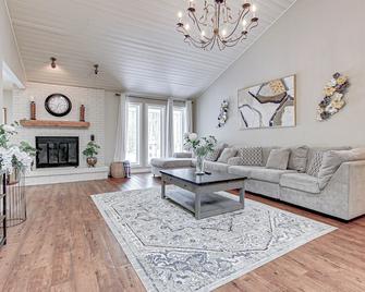 Amazing Cottage in Southcott Pines, Grand Bend, 5 minute walk to private beach. - Grand Bend - Living room