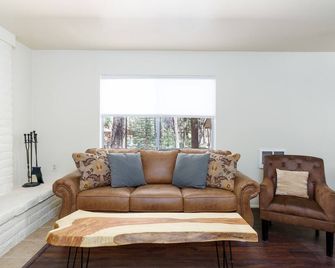 Pine Dawn Retreat - Unit B - Quaint 2-Bdrm Apartment In Lakeside W/Wifi & Deck - Show Low - Living room