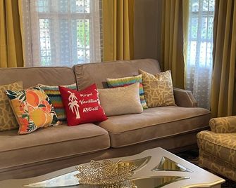 2 bedrooms 2bath home in gated area. 24 hours security. - Falmouth - Salon