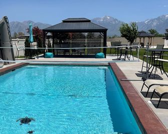 Perfect winter ski get away. Hot tub, stunning view, 5 star, quiet clean - West Jordan - Pool
