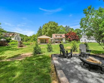 Cozy Small Studio Retreat by the River - Cressona - Patio