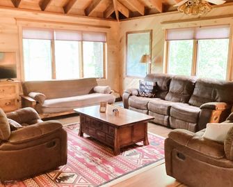 Cozy & Peaceful Little Pine River Retreat - Crosslake - Living room