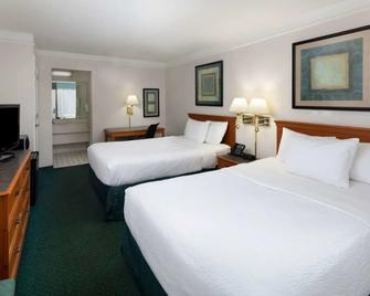 Super 8 by Wyndham Savannah - Savannah - Bedroom