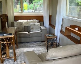 West facing Oceanfront cottage, 1 bedroom ; 4 kms from Victoria Int. Airport - North Saanich - Living room