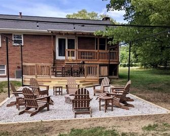 Cozy Brick Home at Sunset Hill - Meadville - Патіо