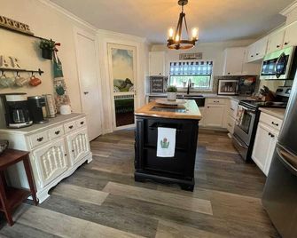 Charming 3/2 Countryside & Springs Get-Away - High Springs - Kitchen
