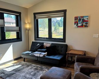 Newly built 2-bedroom cottage close to downtown McCall and outdoor activities - McCall - Obývací pokoj
